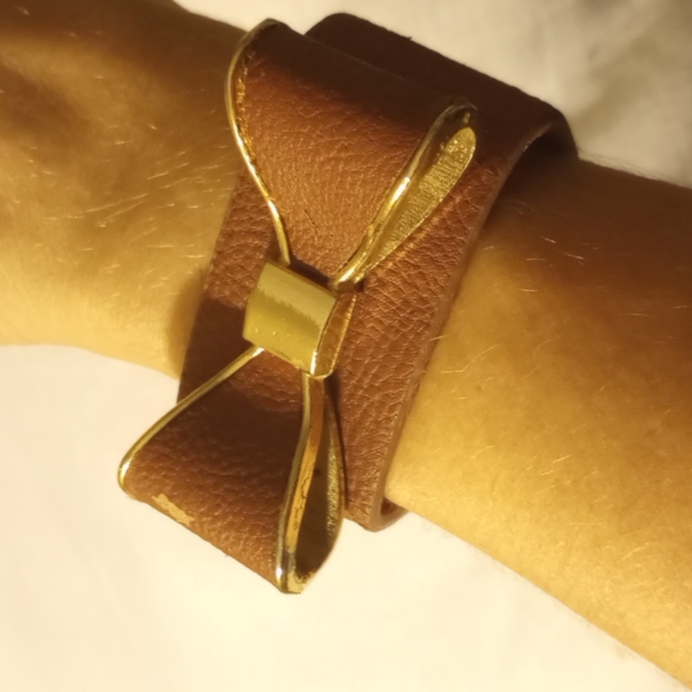 Bow Bracelet in Gold on Brown Leather